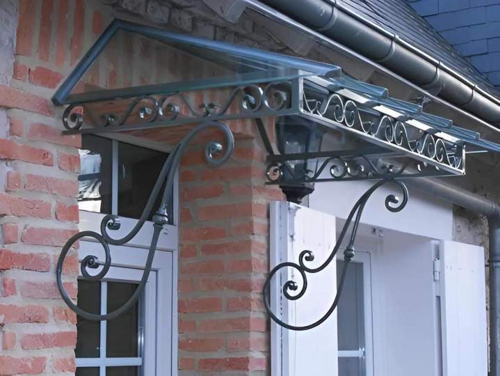 Sublimez votre espace avec nos créations de ferronnerie artisanale, alliant robustesse, élégance intemporelle et finitions d'exception pour un cachet unique.
